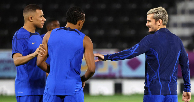 Griezmann y Mbappé bromean con Koundé en un entrenamiento del Mundial de Qatar / EFE