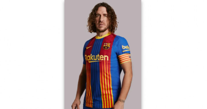 Carles Puyol luciendo los colores de la nueva camiseta del Barça / FC Barcelona