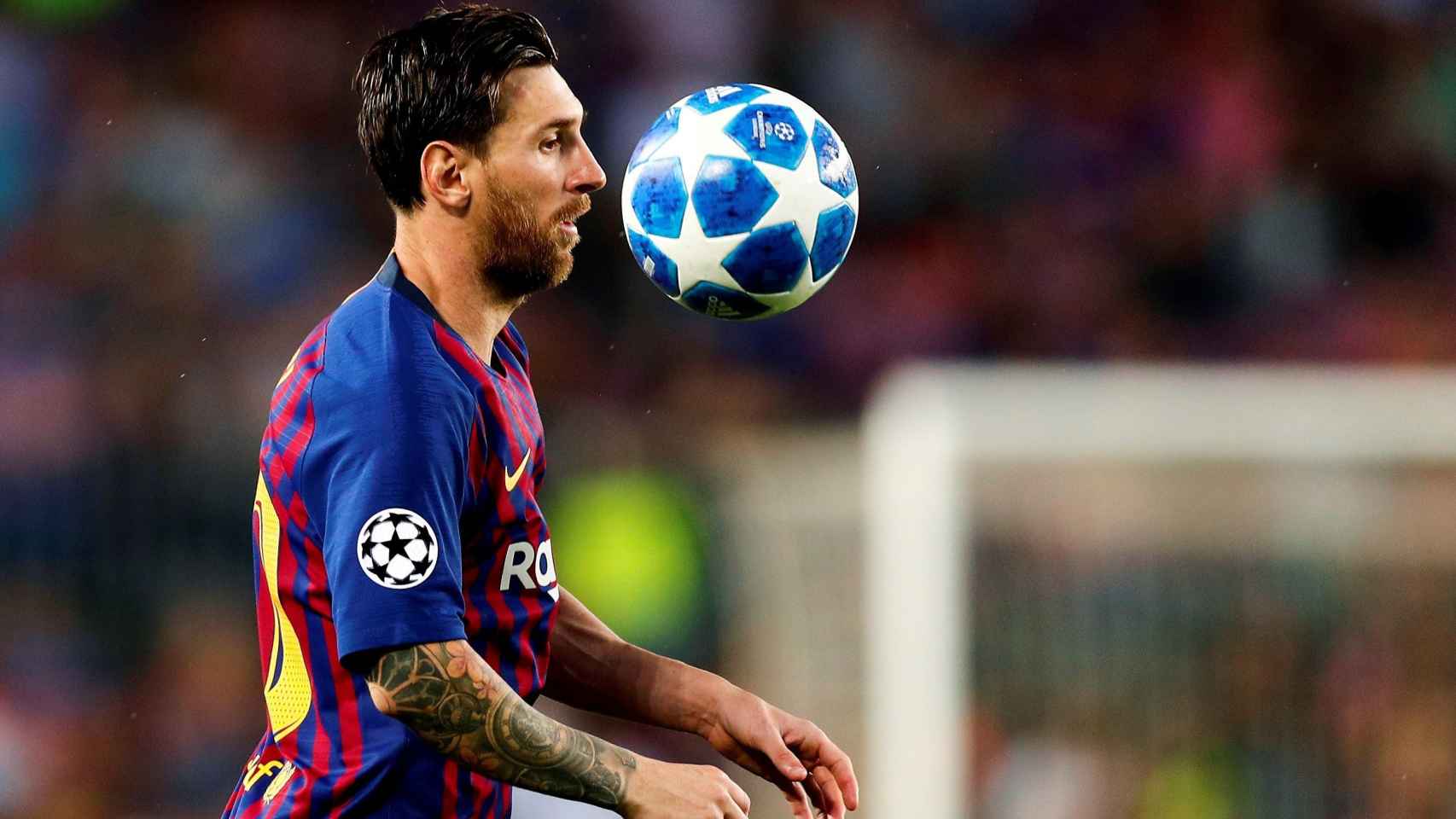 Leo Messi controla un balón durante un partido de la Champions League / EFE