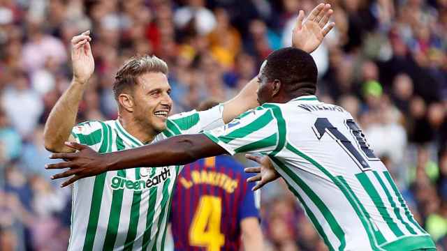 Joaquín celebra su gol con el Betis ante el Barça en el Camp Nou / EFE