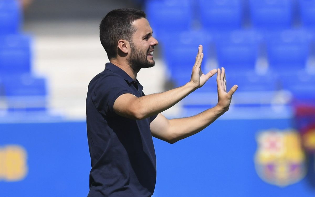 Jonatan Giráldez, entrenador del Barça Femenino, se dirige a sus jugadoras / FCB