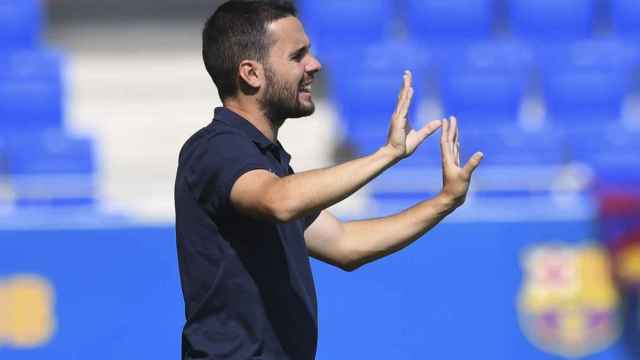 Jonatan Giráldez, entrenador del Barça Femenino, se dirige a sus jugadoras / FCB