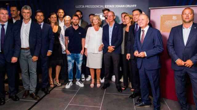 María Teixidor, Quique Tombas, Jordi Calsamiglia y Emili Rousaud, junto a Leo Messi y otros directivos del Barça en un acto de homenaje a Johan Cruyff / FCB