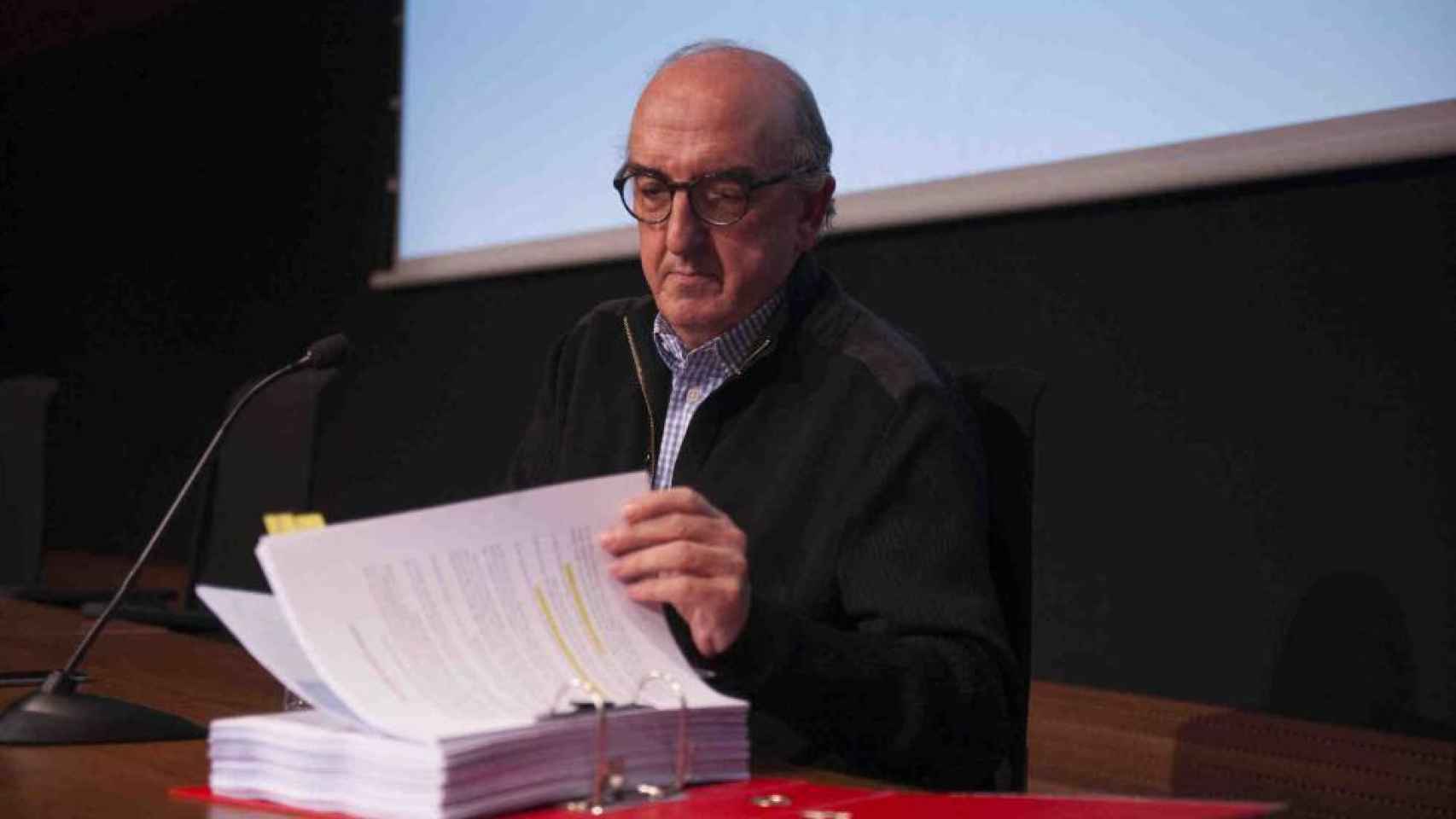 Jaume Roures en una imagen de archivo con una sentencia en las manos / EFE