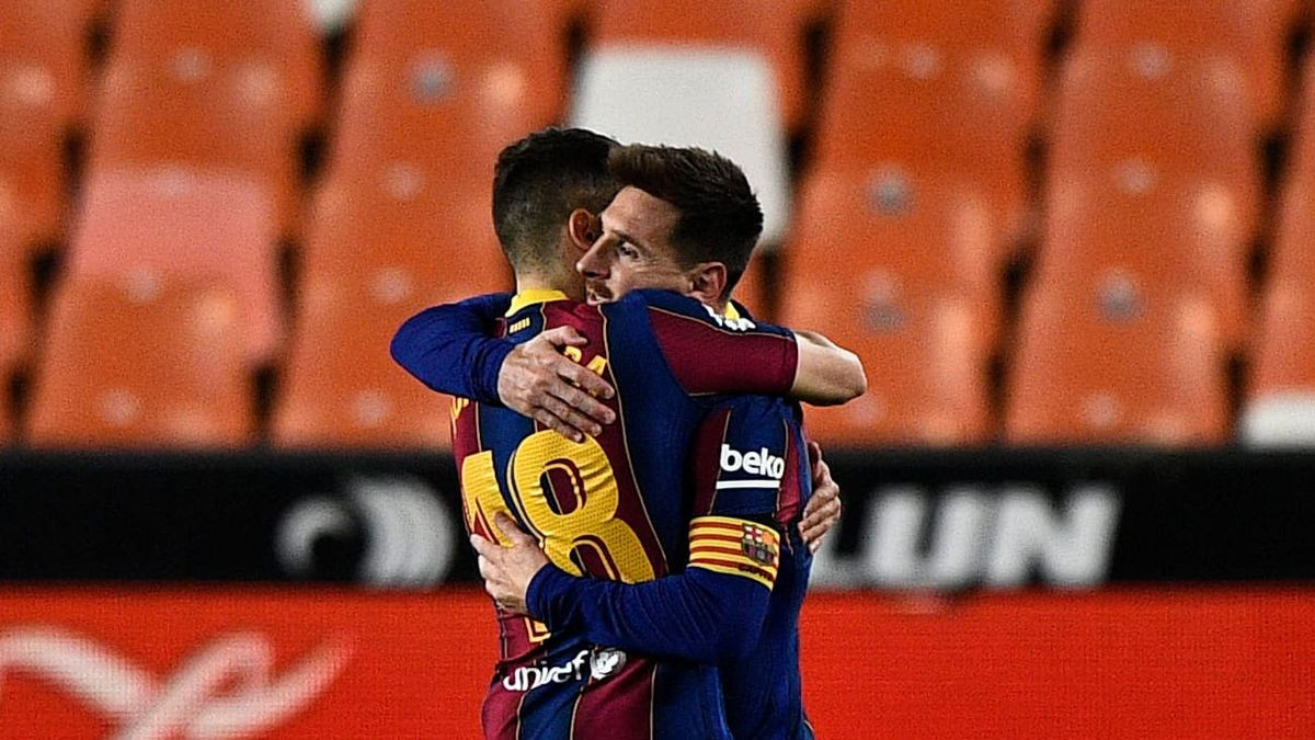 Messi se abraza con Jordi Alba / EFE