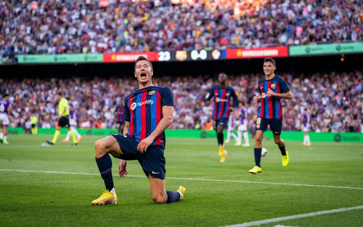 Lewandowski, eufórico, celebra su primer gol al Valladolid en un Camp Nou casi lleno / FCB