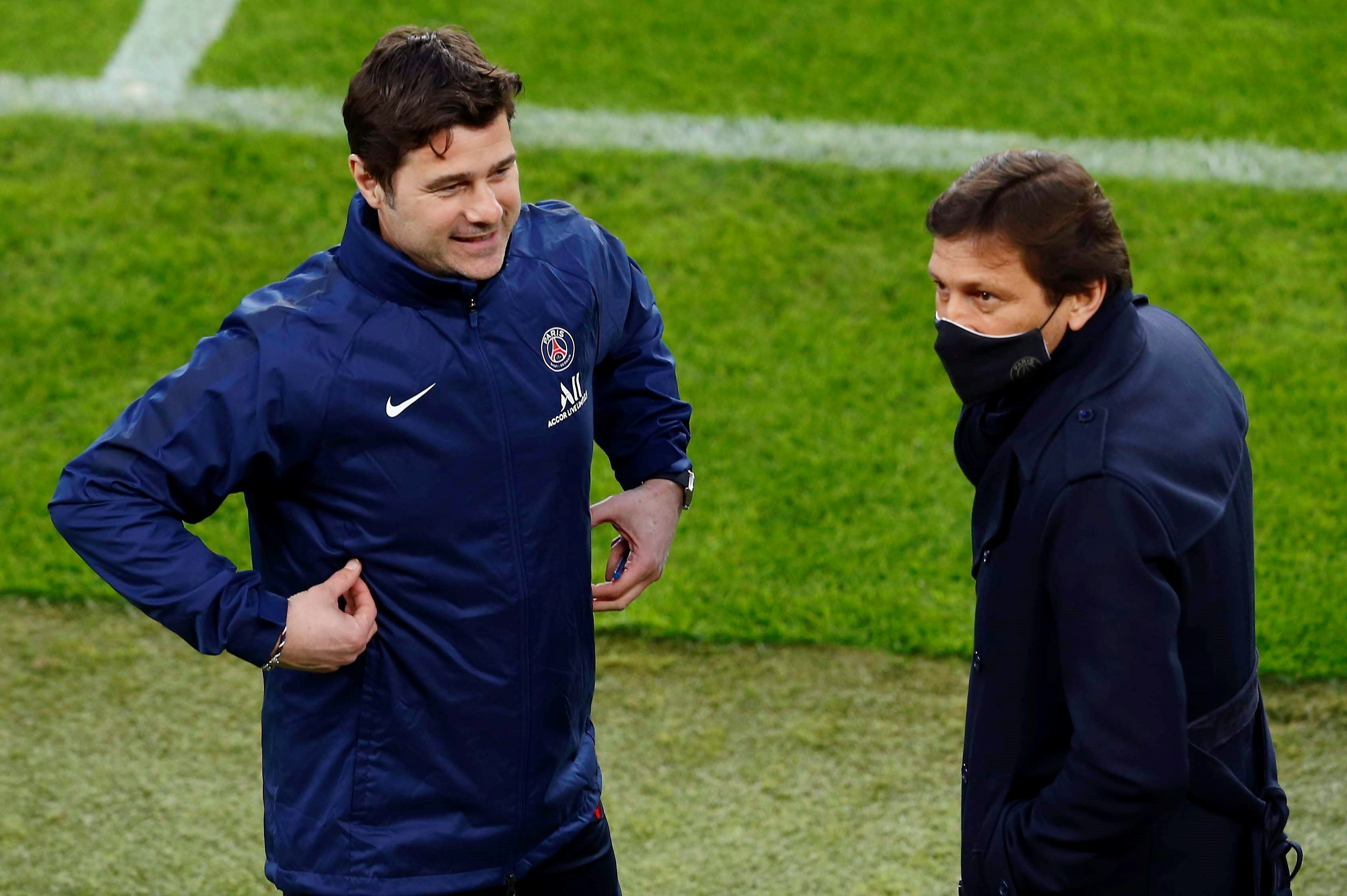 Mauricio Pochettino y Leonardo, entrenador y director deportivo del PSG, en el Camp Nou / EFE