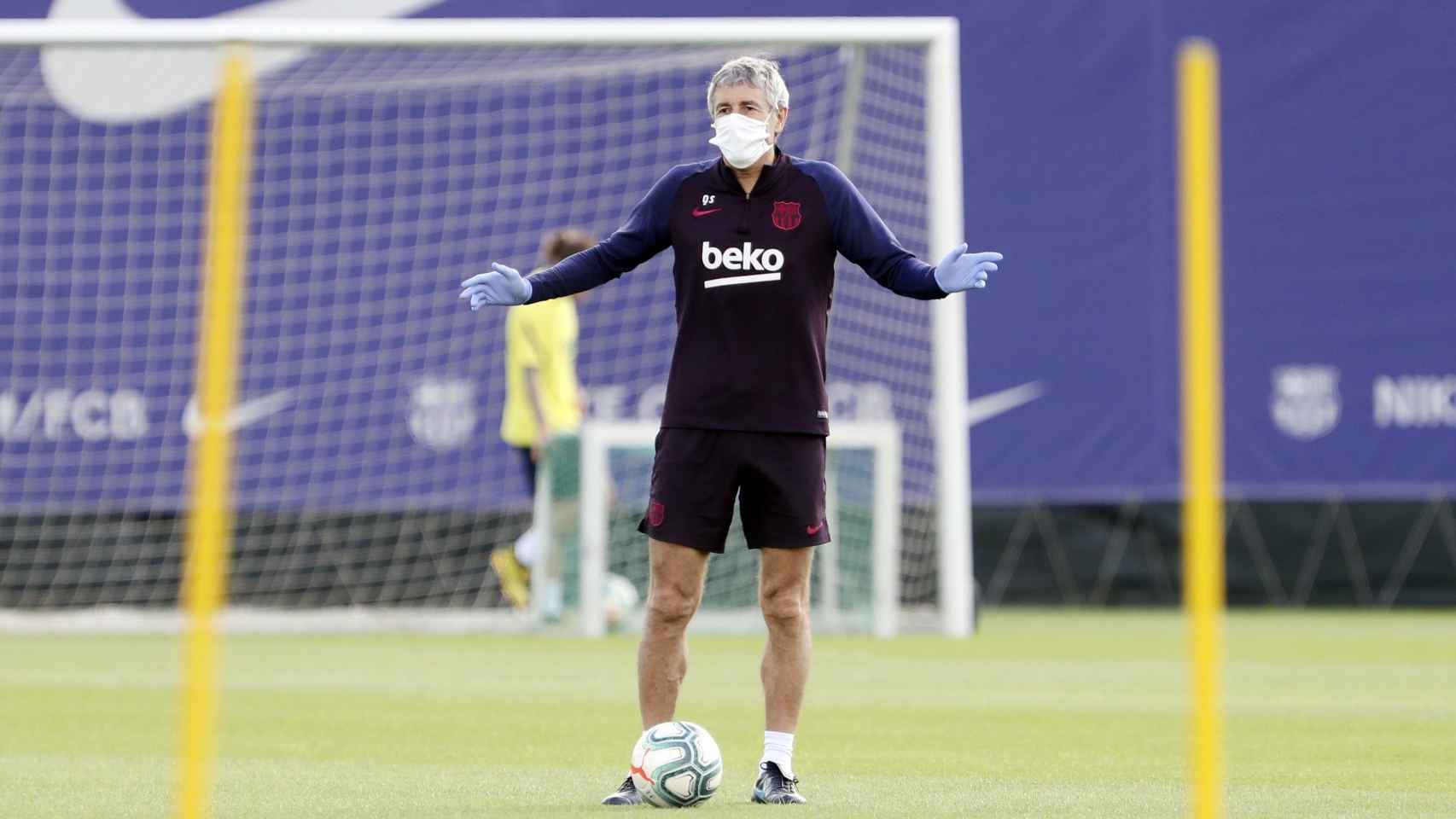 Quique Setién en una sesión de entrenamiento del Barça / EFE