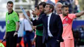 Valverde dando órdenes a sus jugadores en el Huesca-Barça / EFE