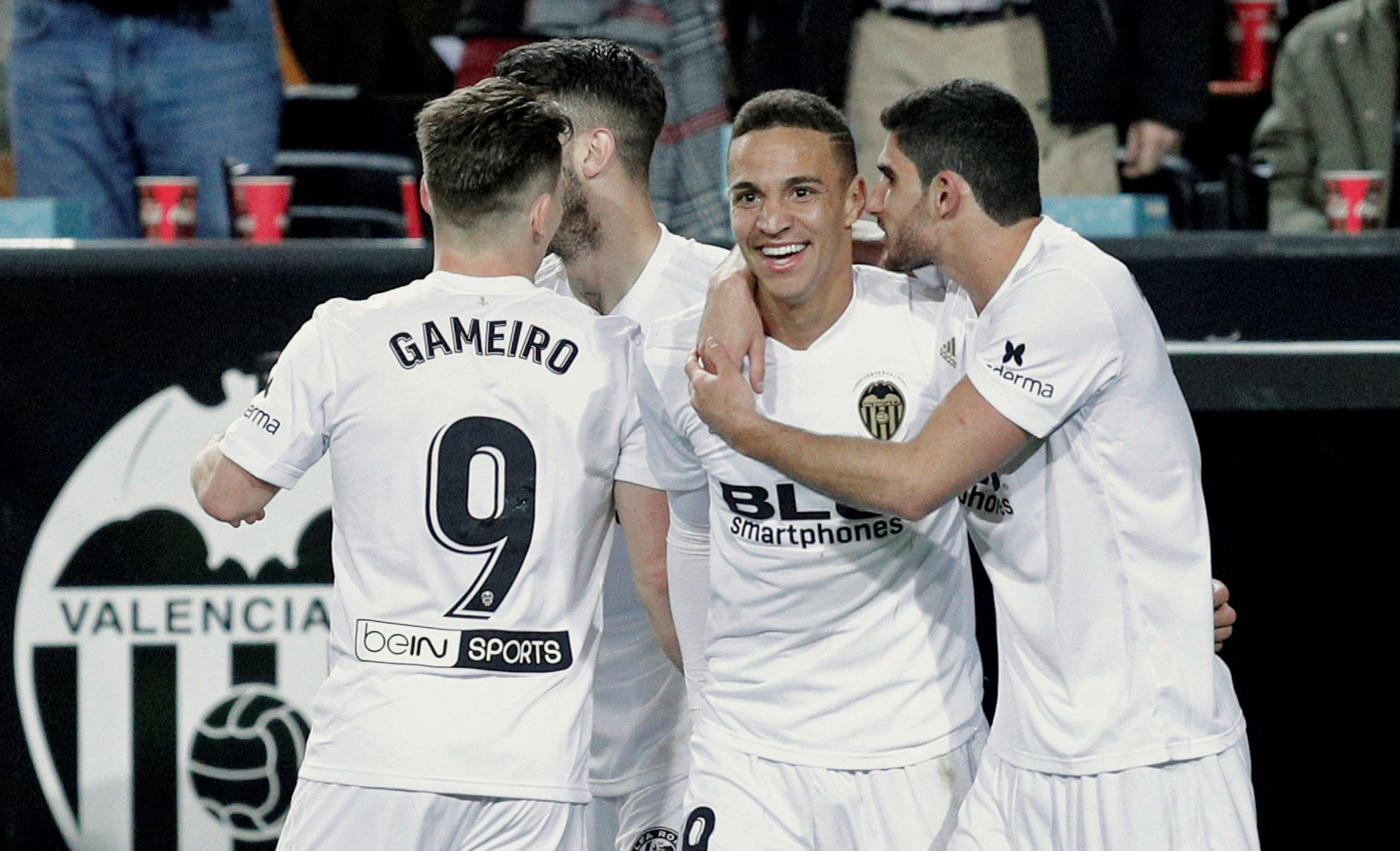 Los futbolistas del Valencia celebran el gol de Rodrigo / EFE