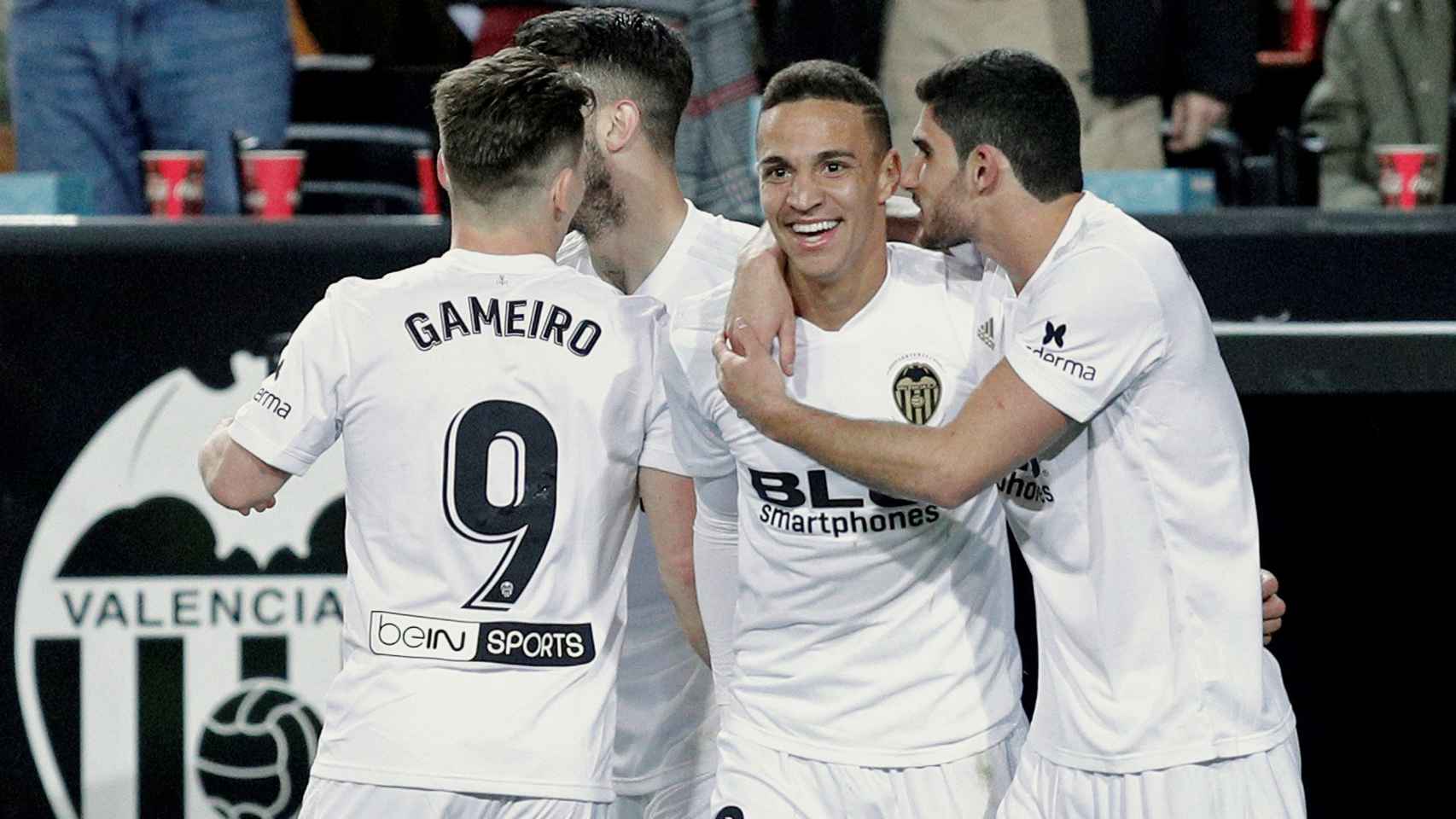 Los futbolistas del Valencia celebran el gol de Rodrigo / EFE