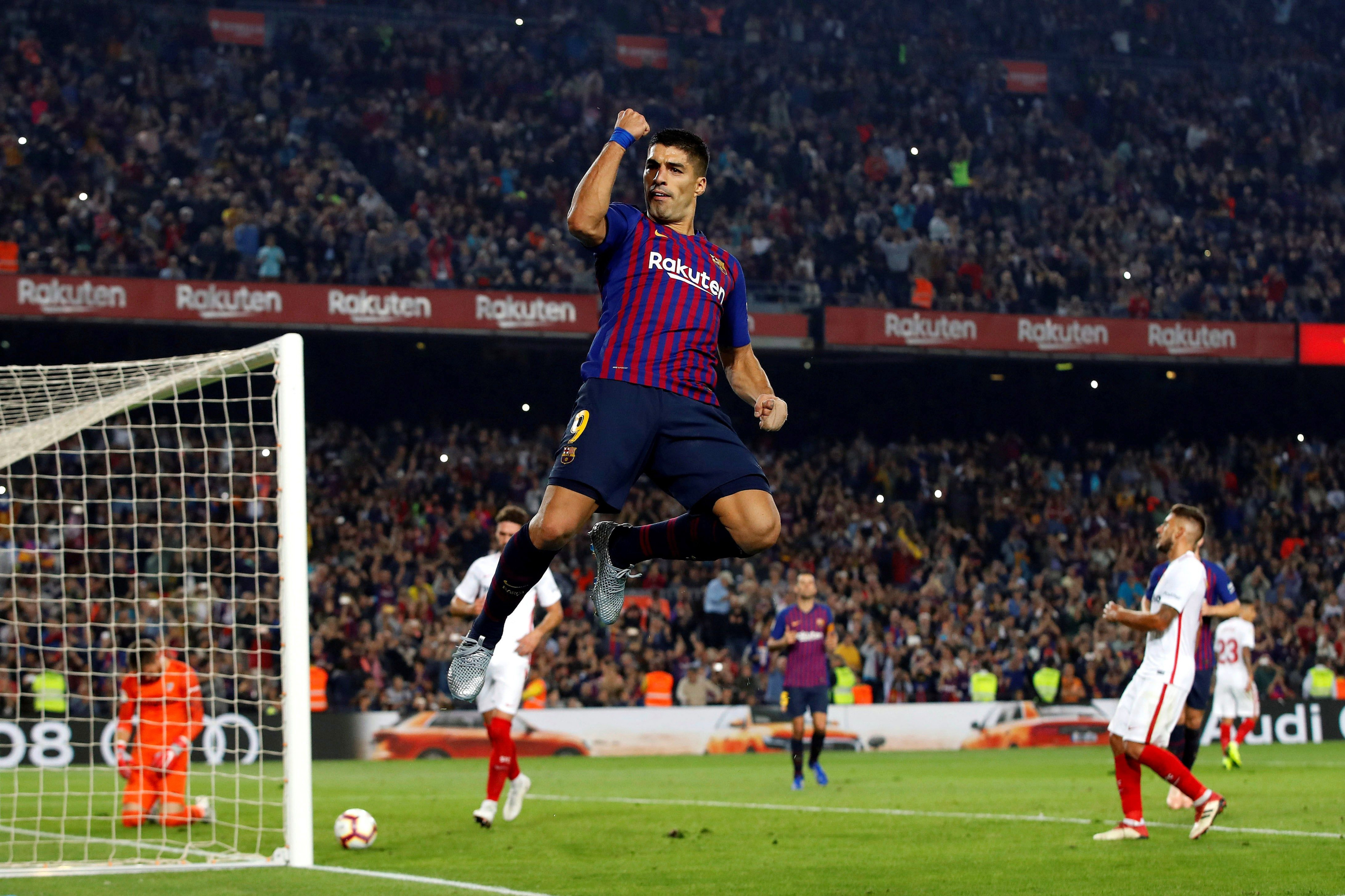 Luis Suárez celebra su gol de penalti frente al Sevilla / EFE