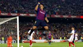 Luis Suárez celebra su gol de penalti frente al Sevilla / EFE