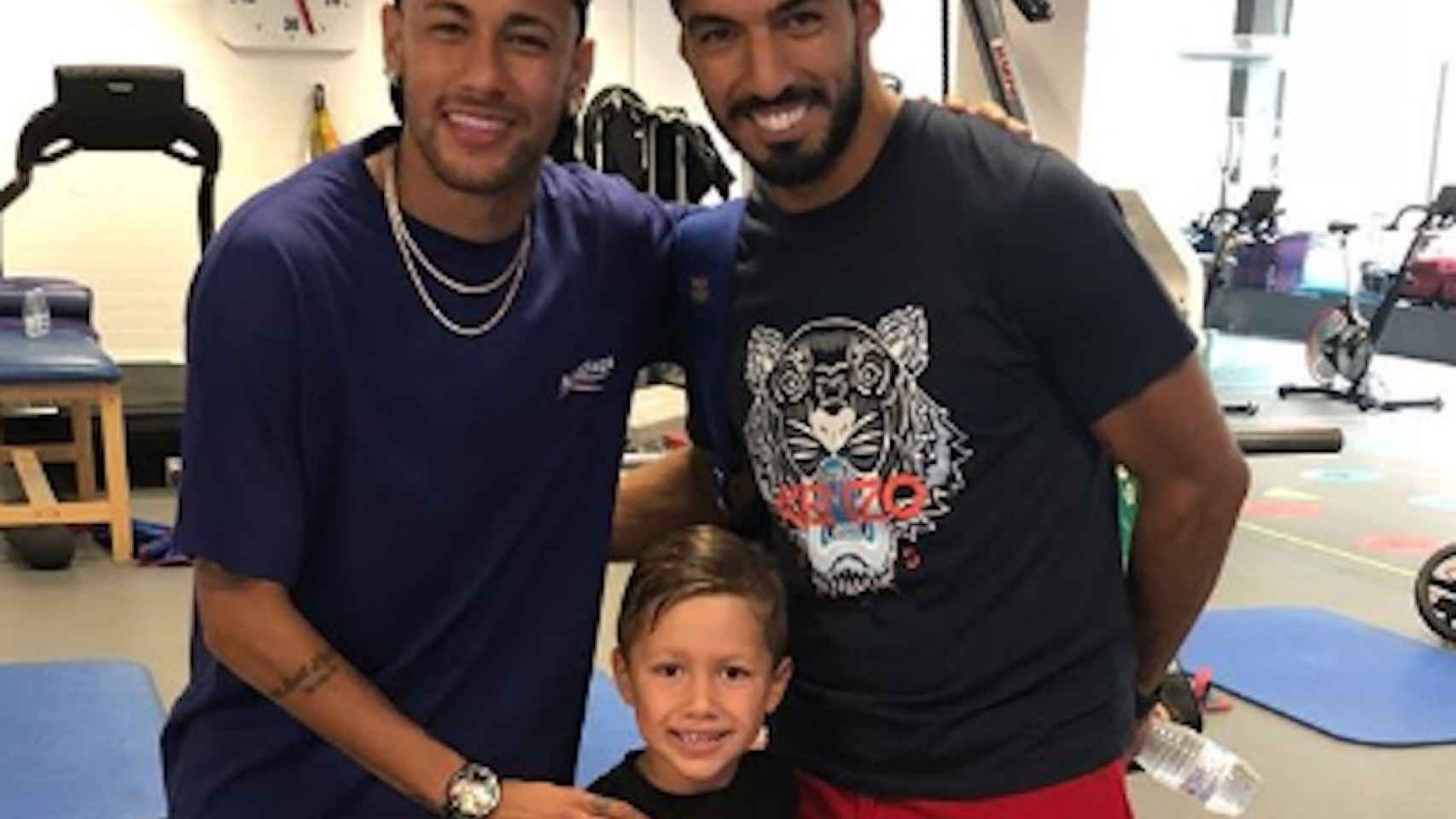 Una foto de Neymar, Luis Suárez y Benjamín en su visita a la Ciutat Esportiva