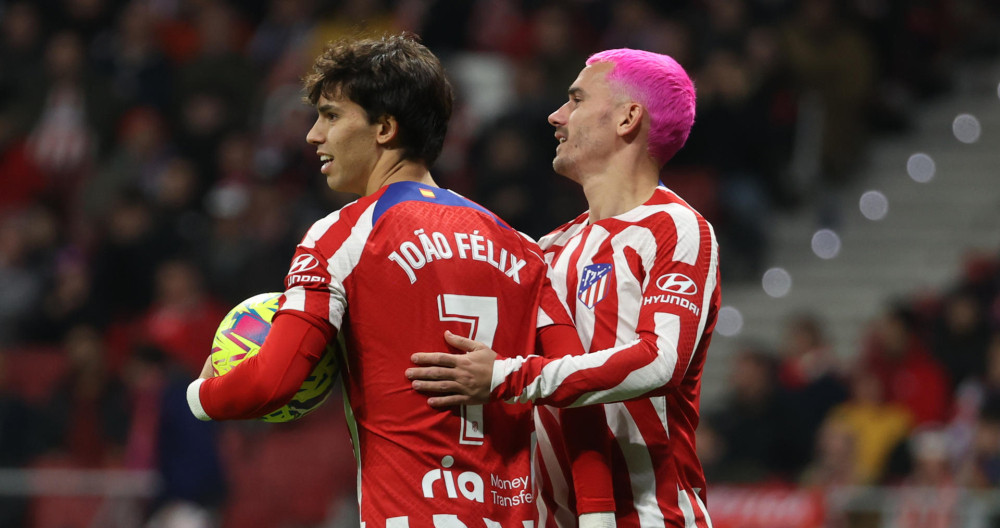 Joao Félix y Antoine Griezmann, teñido de rosa fucsia, en el partido del Atlético contra el Elche / EFE