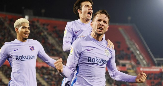 Luuk de Jong celebra su gol al Mallorca con Riqui Puig y Araujo / EFE