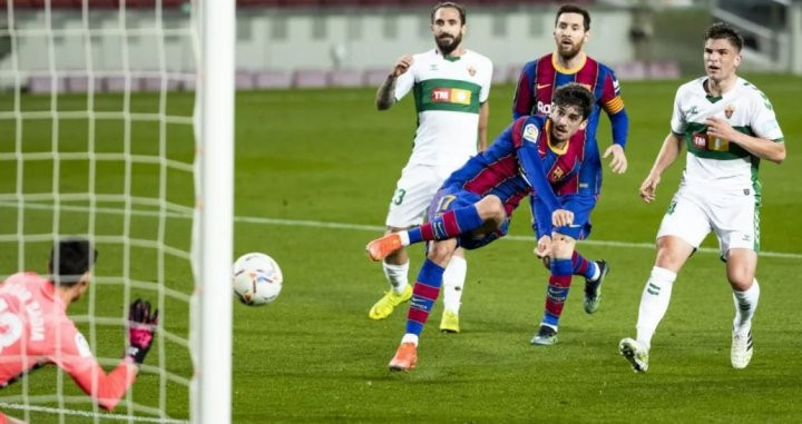 Trincao y Messi en una acción ante la portería del Elche / FCB