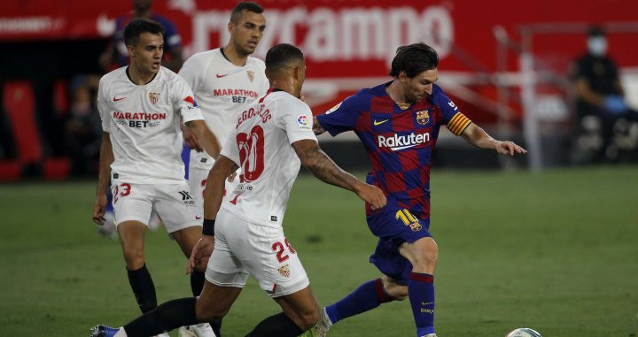 Messi, intentado superar a la defensa del Sevilla | EFE