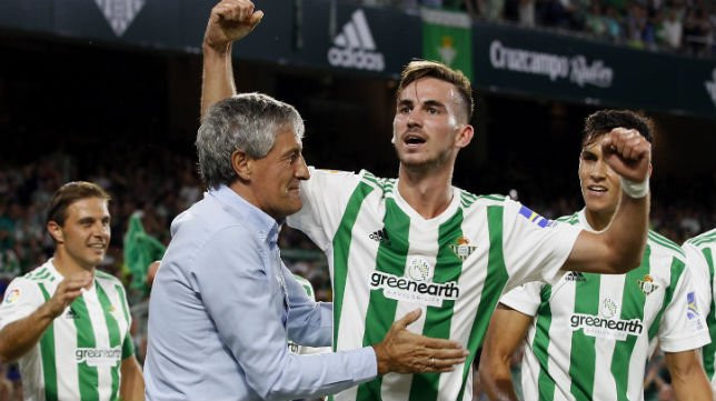 Setién celebrando un gol con Fabián / EFE
