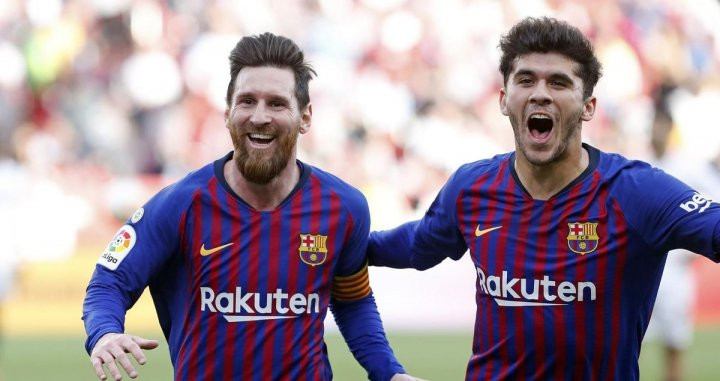 Leo Messi celebrando un gol con Carles Aleñá en Sevilla / EFE