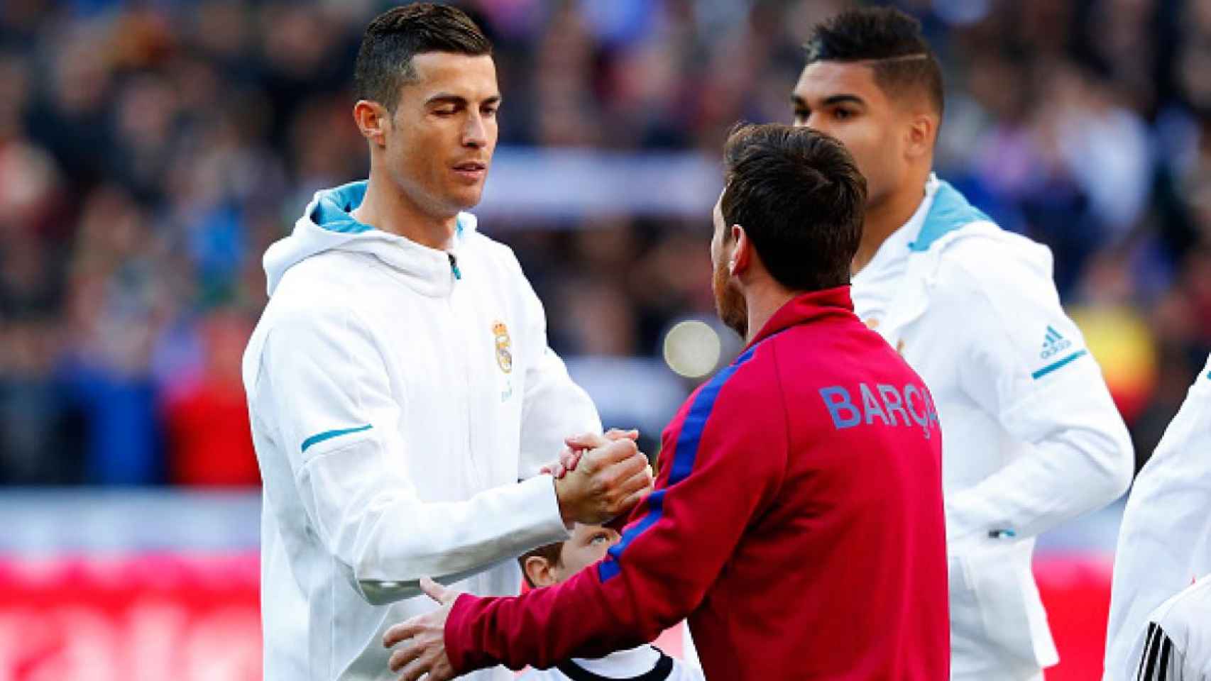 Ronaldo saludando a Leo Messi en un clásico / EFE