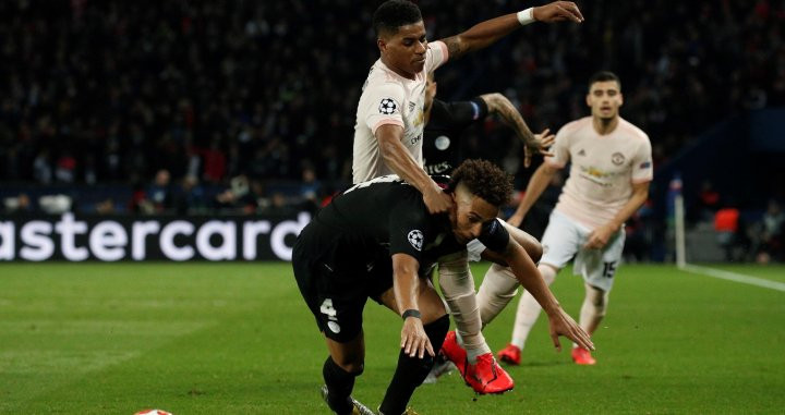 Tihlo Kehrer cae ante Marcus Rashford, en un partido entre el PSG y el Manchester United / EFE