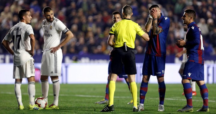Benzema se dispone a tirar el penalti mientras Bardhi y Cabaco piden explicaciones al colegiado EFE