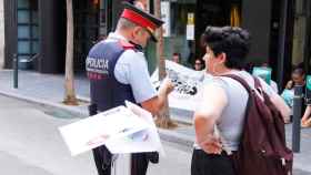 La portavoz de Arran, Adriana Roca, siendo identificada por un mosso d'esquadra en el asalto a Barcelona Turisme / CG