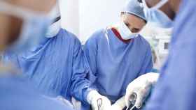 Una foto de archivo de unos médicos durante una cirugías
