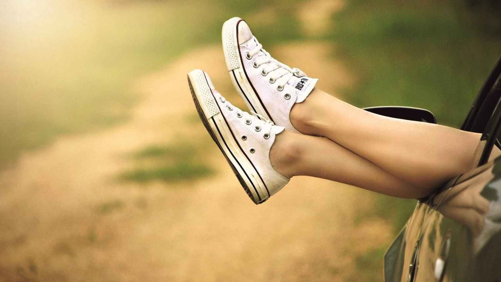 Una chica con las zapatillas Converse / PEXELS