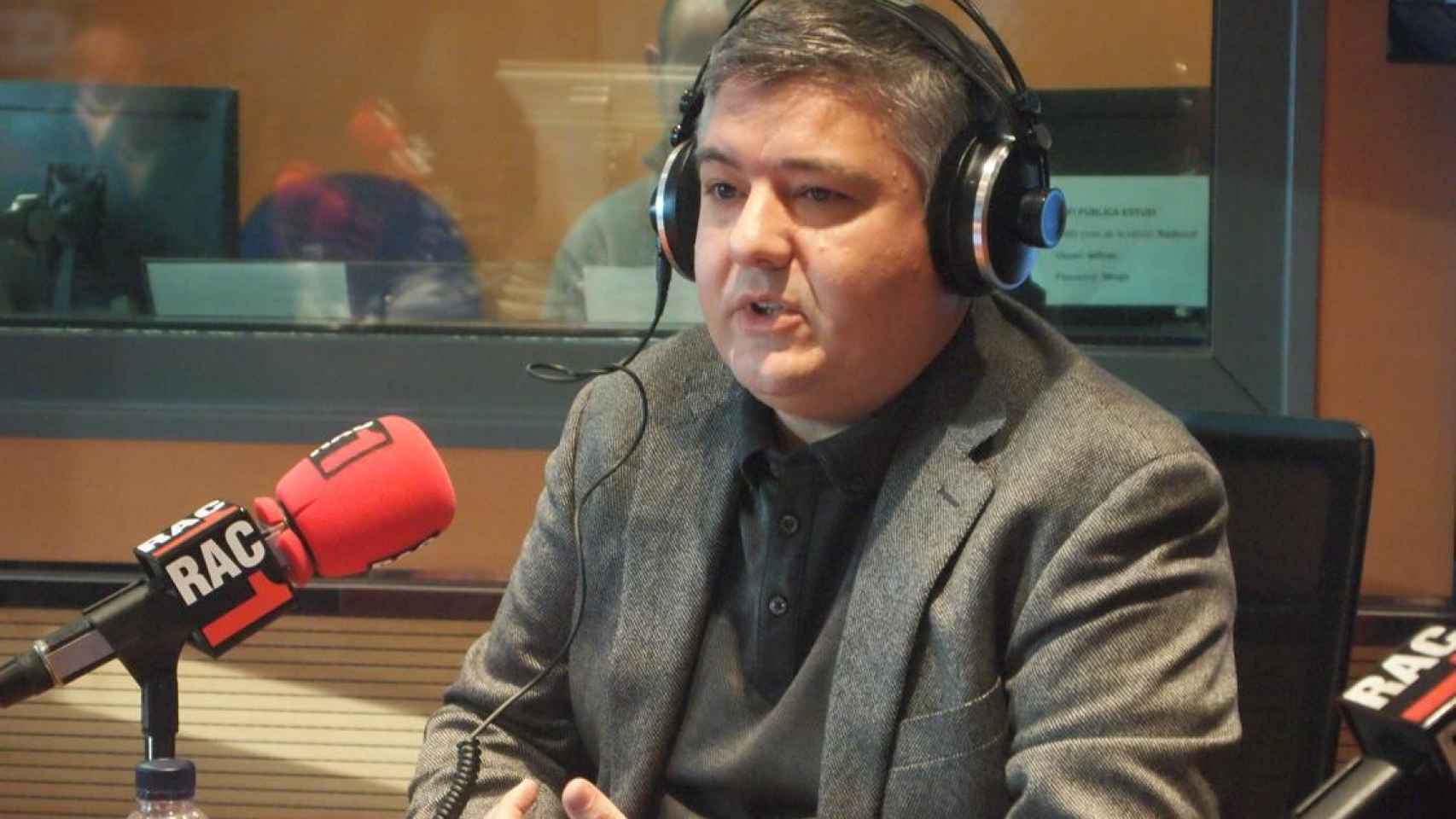 Imagen de archivo de Javier Burón durante una entrevista radiofónica