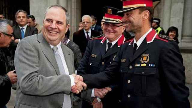 El efímero alcalde de Girona, Albert Ballesta, saluda a un mando de los Mossos d'Esquadra