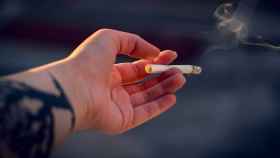 Imagen de un fumador con un cigarilllo / Pexels