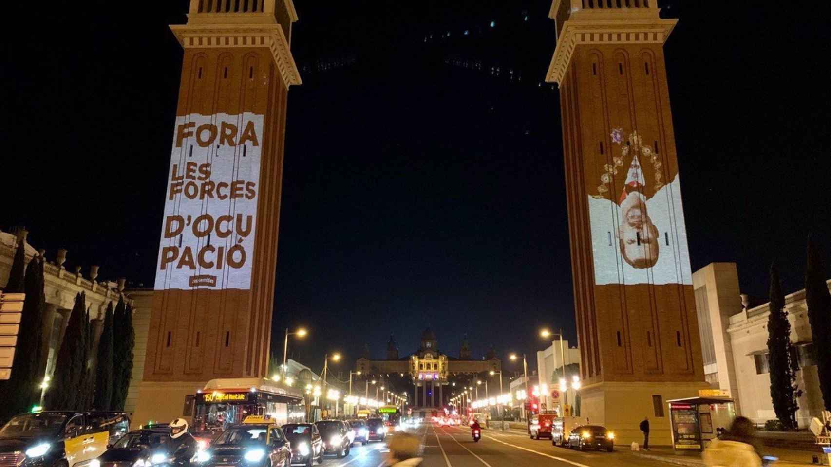 La imagen del Rey proyectada bocabajo en las Torres Venecianas de Barcelona / ANC
