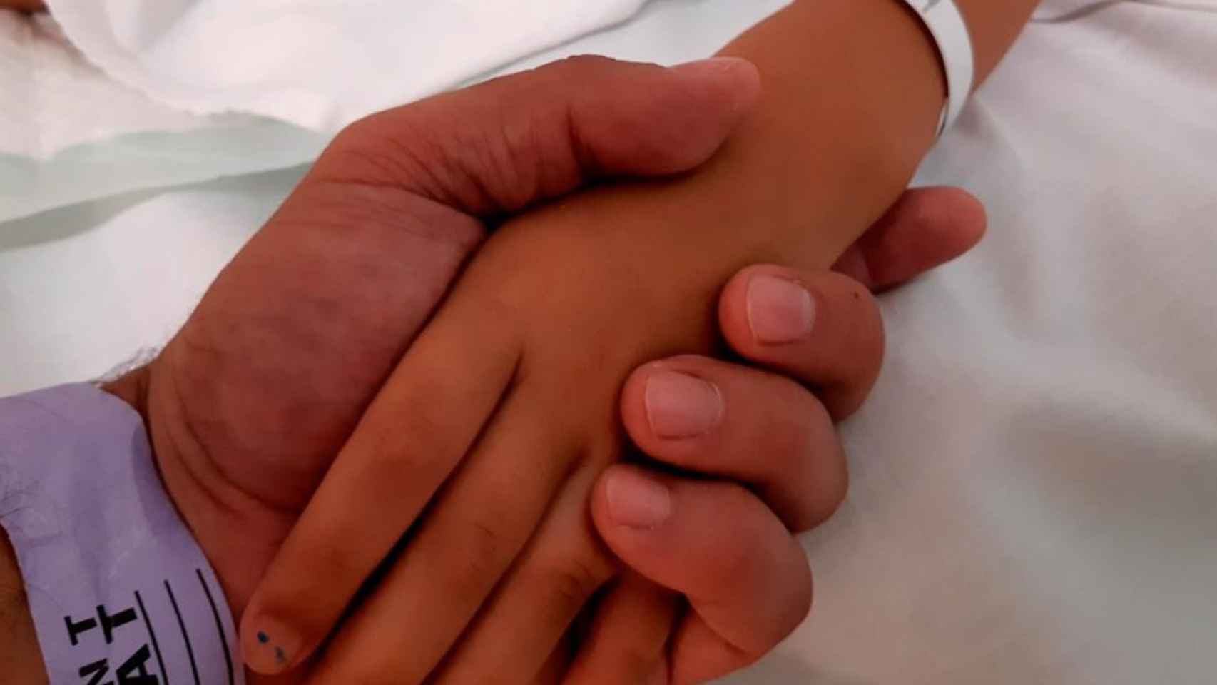 El alcalde de Terrassa, Jordi Ballart, coge la mano de su hijo enfermo de leucemia en el Hospital Sant Joan de Déu / INSTAGRAM JORDI BALLART
