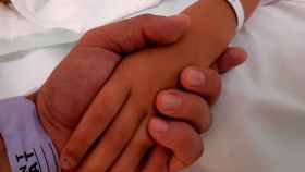 El alcalde de Terrassa, Jordi Ballart, coge la mano de su hijo enfermo de leucemia en el Hospital Sant Joan de Déu / INSTAGRAM JORDI BALLART