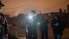Agentes de la Guardia Urbana durante un operativo en busca de fiestas clandestinas / PABLO MIRANZO (CG)