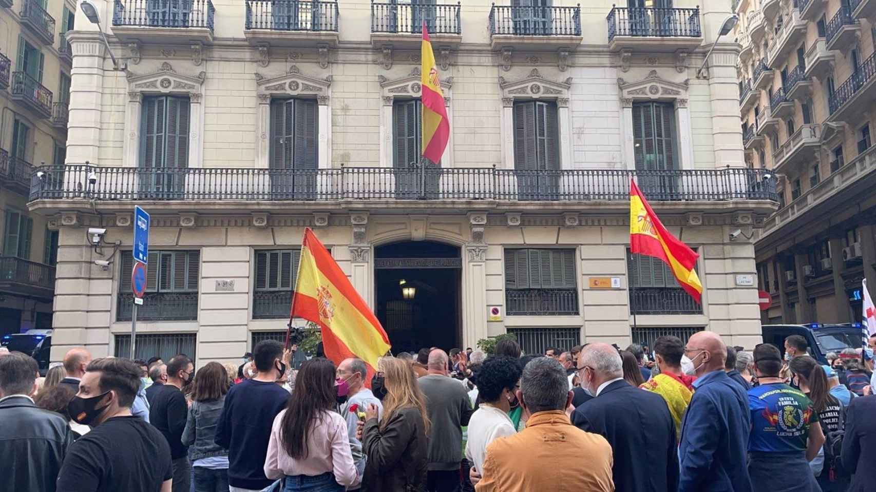 Concentración ante la Jefatura de la Policía Nacional en la Via Laietana de Barcelona para pedir que no la trasladen / EUROPA PRESS