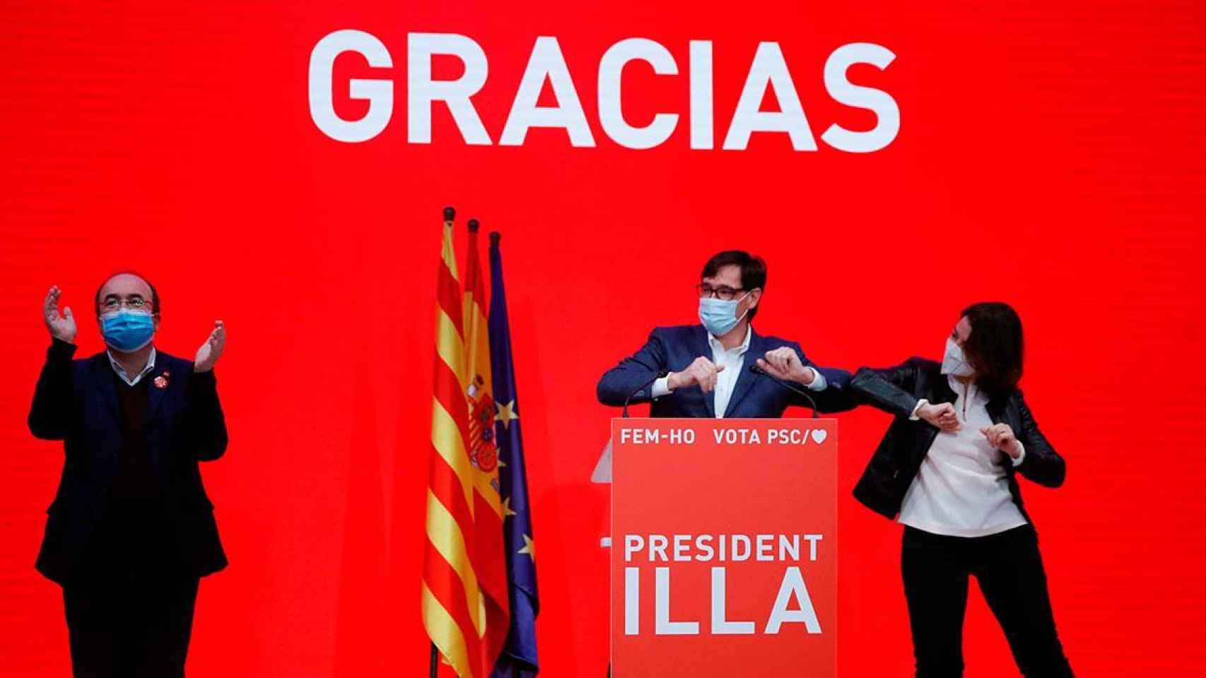 El candidato del PSC a la presidencia de la Generalitat, Salvador Illa (en el centro), junto a Miquel Iceta (i) y Eva Grandos (d) / EFE