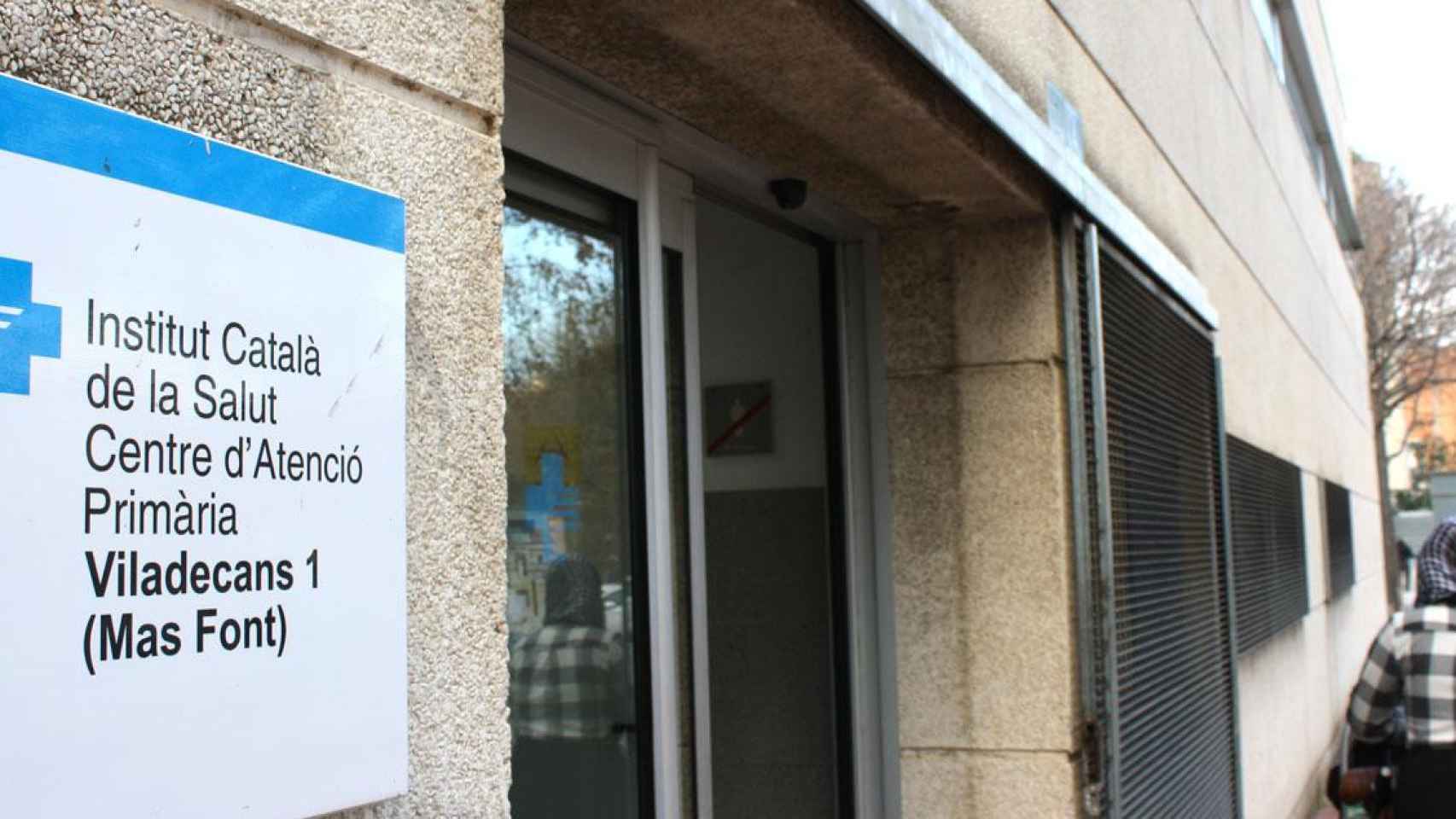 Entrada de un centro de salud de atención primaria en Cataluña / AJ VILADECANS