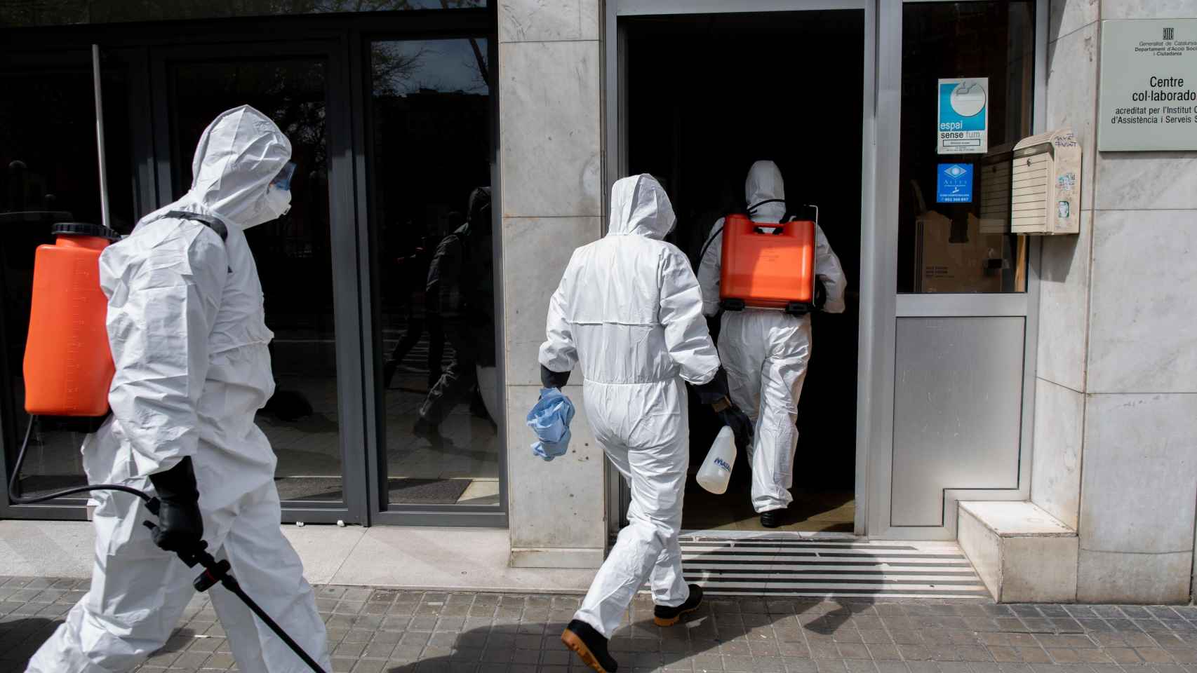 Efectivos del Ejército entrando en la residencia del barrio del Clot de Barcelona para desinfectar por el coronavirus / EUROPA PRESS
