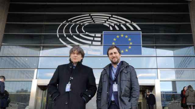 Carles Puigdemont y Toni Comín en la puerta del Parlamento Europeo / TWITTER