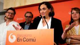 Ada Colau, alcaldesa de Barcelona, con Enric Bárcena (i), portavoz del partido, junto a ella / EFE