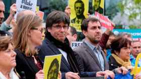 Carles Puigdemont, el centro de la imagen, durante una manifestación en Bruselas este martes / EFE