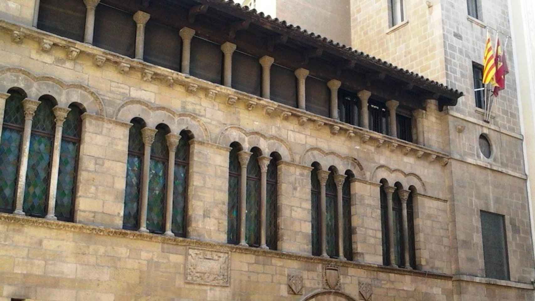 Fachada del Ayuntamiento de Lleida con las banderas colgadas / AJ. LLEIDA