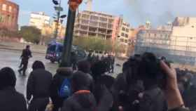 Independentistas radicales tratando de ocupar la plaza Uno de Octubre en Girona contra la Constitución / CG