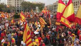 Manifestantes del 12 de octubre en la plaza de Cataluña, que han llenado tras bajar por el Paseo de Gracia  / CG