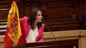 La líder catalana de Ciudadanos, Inés Arrimadas, exhibe la bandera española en el Parlament / CG