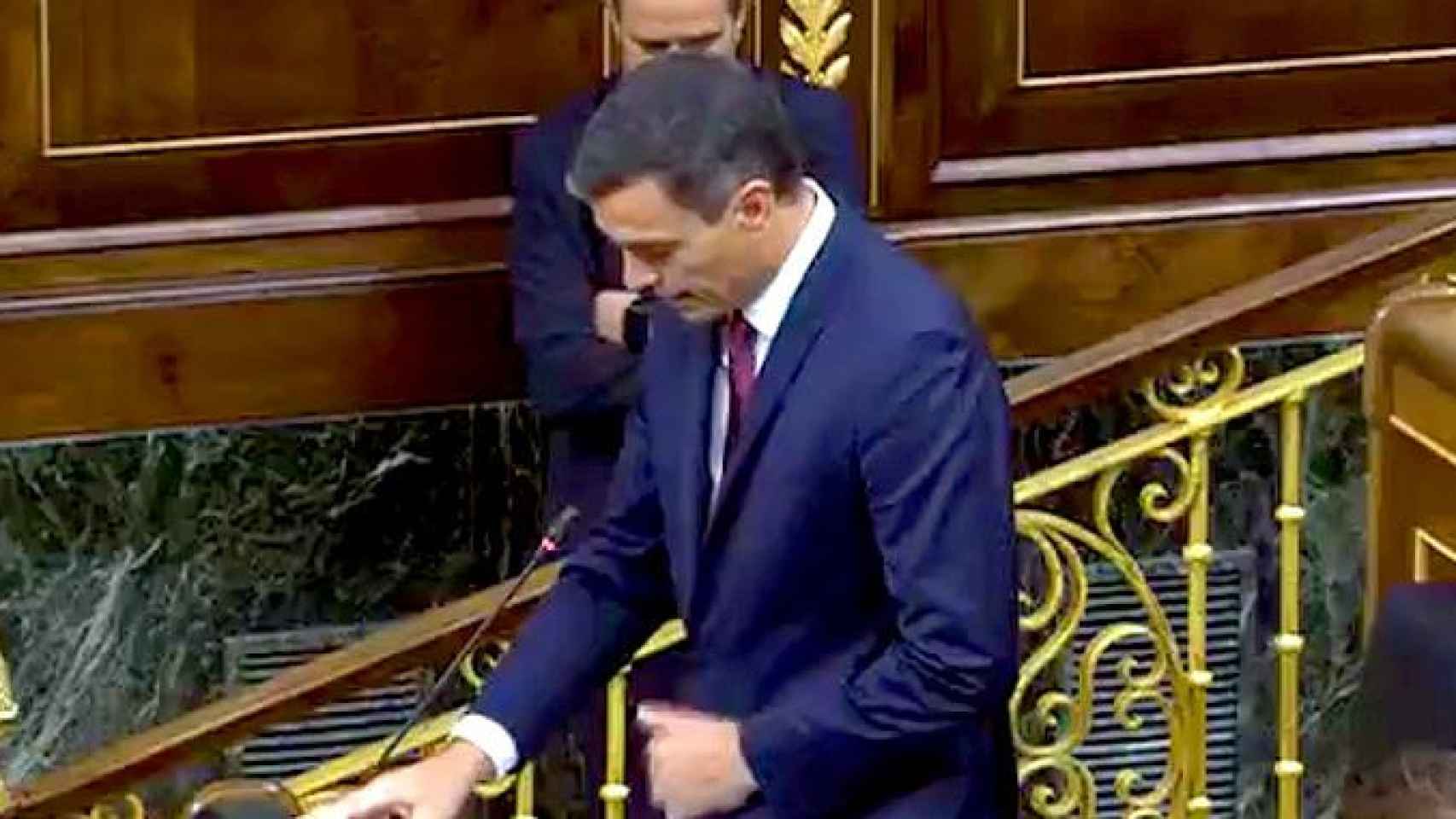 Momento en el que Pedro Sánchez se queda sin micrófono en el Congreso / CG