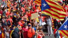 Manifestantes independentistas convocados por la ANC en la Diagonal de Barcelona / EFE